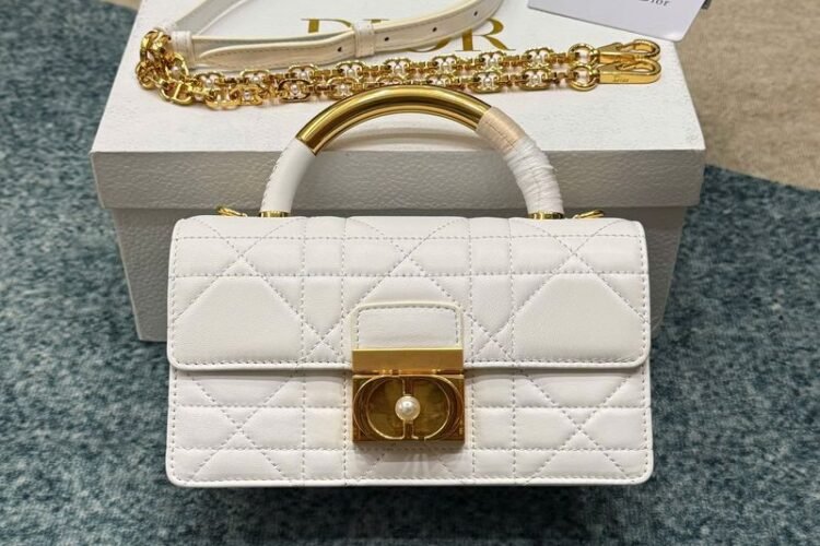 Túi Dior Mini Ange Bag White Macrocannage Lambskin Trắng S26 Best Sale góc nghiêng chi tiết