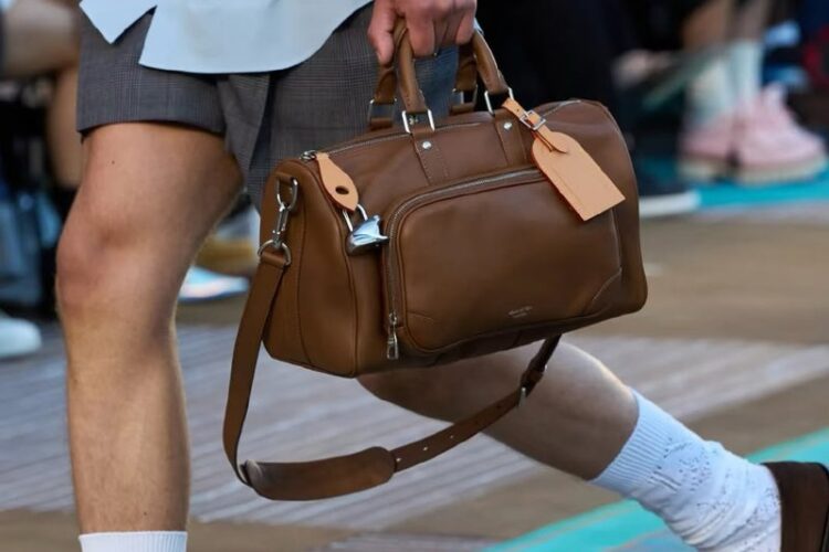 Túi LV Keepall Cargo Bandoulière 35 Caramel Da Calfskin M28100 góc nghiêng chi tiết