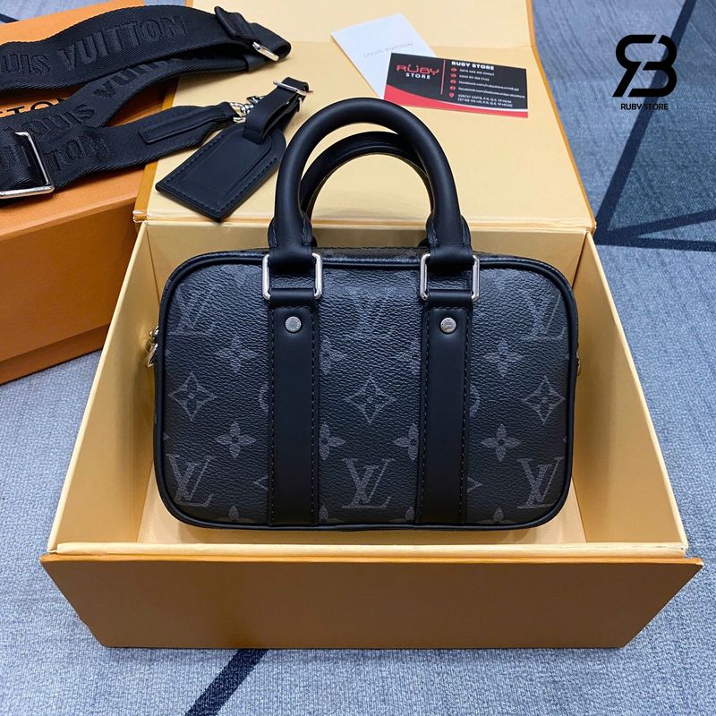 Túi LV Nano Porte Documents Voyage M82770 Monogram Eclipse góc nghiêng chi tiết