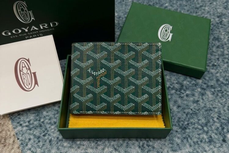 Ví Goyard Victoire Wallet Green Màu Xanh Lá Best Da Ý góc nghiêng chi tiết