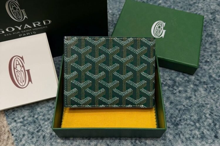 Ví Goyard Victoire Wallet Green Màu Xanh Lá Best Da Ý với chi tiết đế/logo