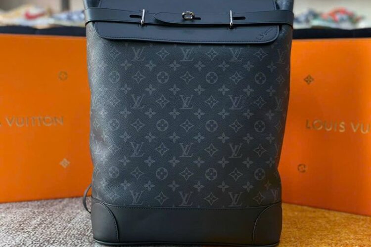 Ba Lô LV Steamer Backpack Black Grey góc nghiêng chi tiết
