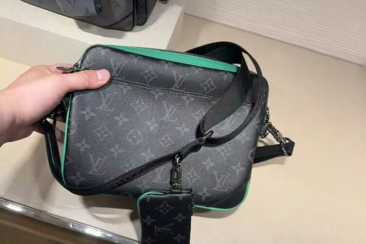 Túi LV Trio Messenger Bag M26052 Monogram Eclipse Green góc nghiêng chi tiết